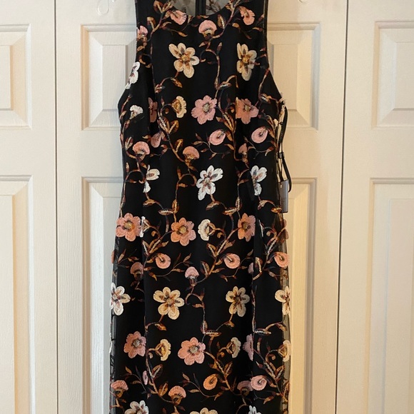 NEW-Beautiful black mesh embroidered dress - Picture 2 of 9